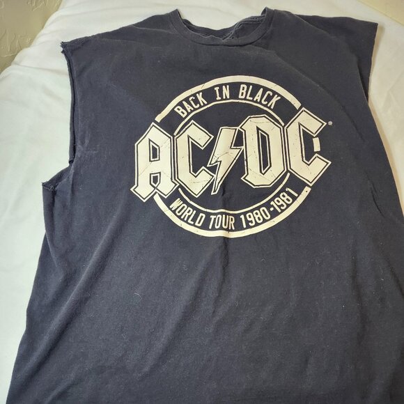 AC~DC Back in Black World Tour 1980-1981 Distressed T-shirt - Picture 1 of 6
